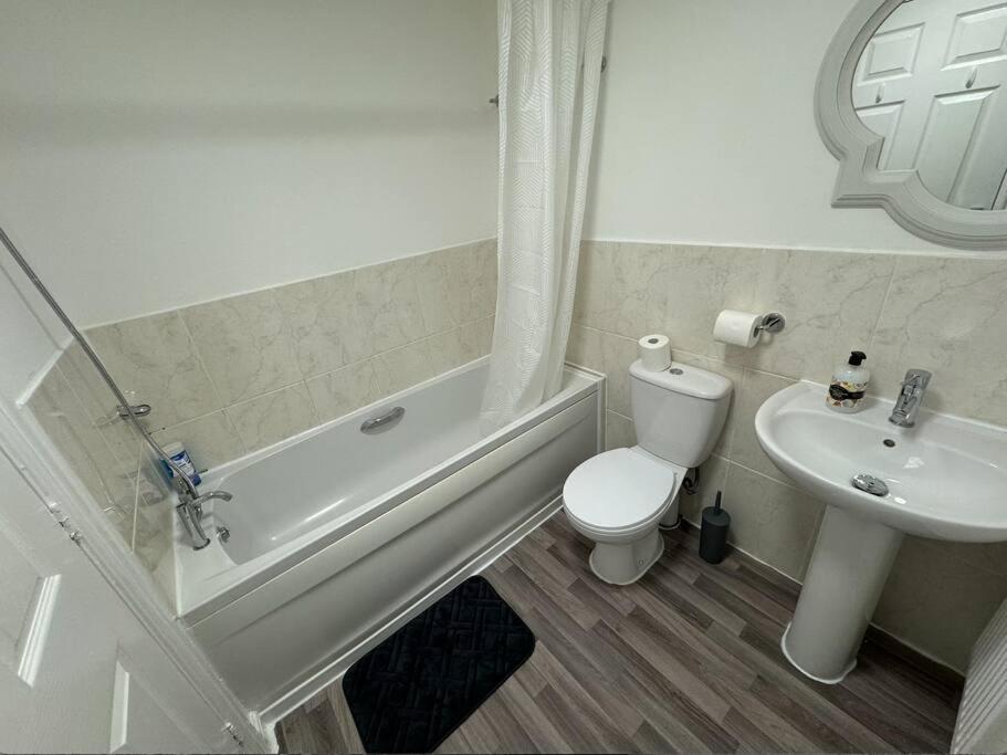 Modern Townhouse - 3 Bed 2.5 Bath 2 Private Gated Parking Villa Wellingborough Ngoại thất bức ảnh