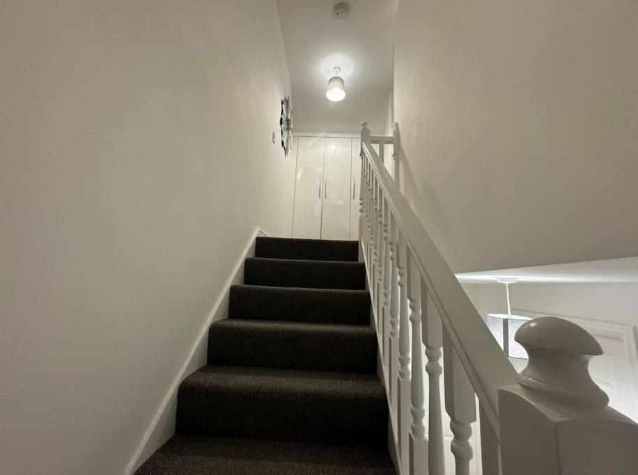 Modern Townhouse - 3 Bed 2.5 Bath 2 Private Gated Parking Villa Wellingborough Ngoại thất bức ảnh